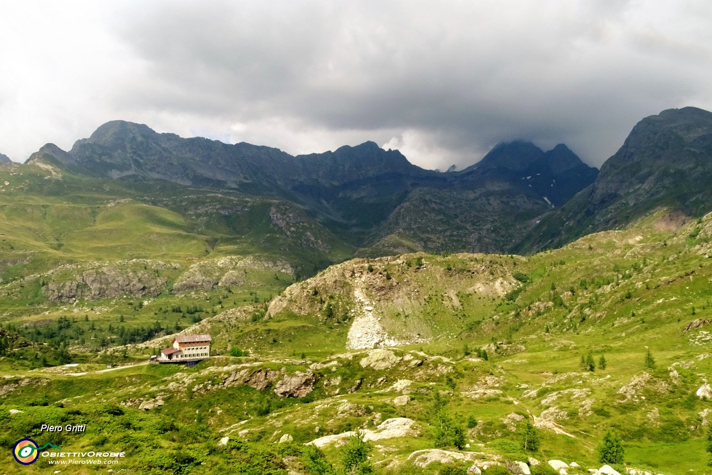 88 In discesa dal Lago dei curiosi vista verso il Rif. Calvi.JPG
